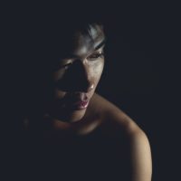 编辑部成员在夜间台灯下记录入口巡查数据的侧脸剪影