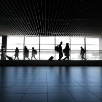 编辑部成员手持手机在通勤路上测试移动网络下入口加载速度的画面